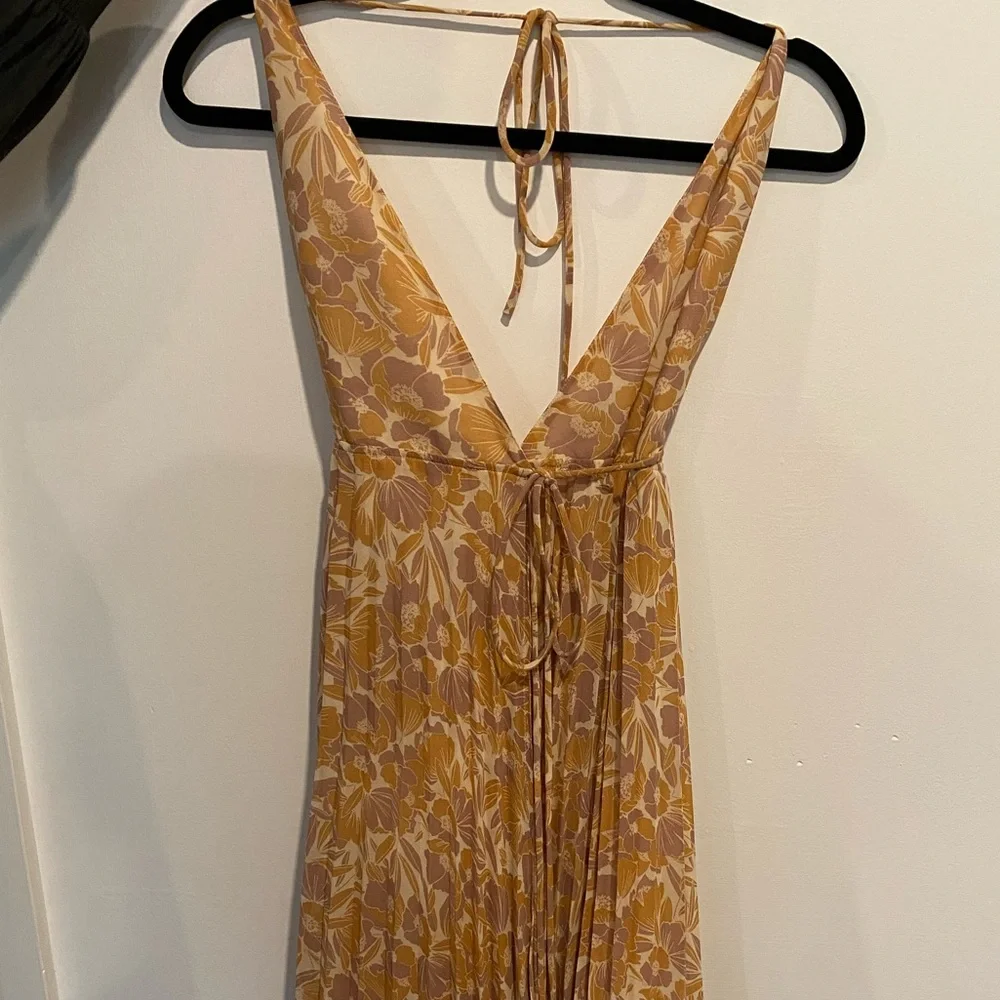 ASTR FLORAL WRAP PLEATED DRESS - Picture 5 of 8